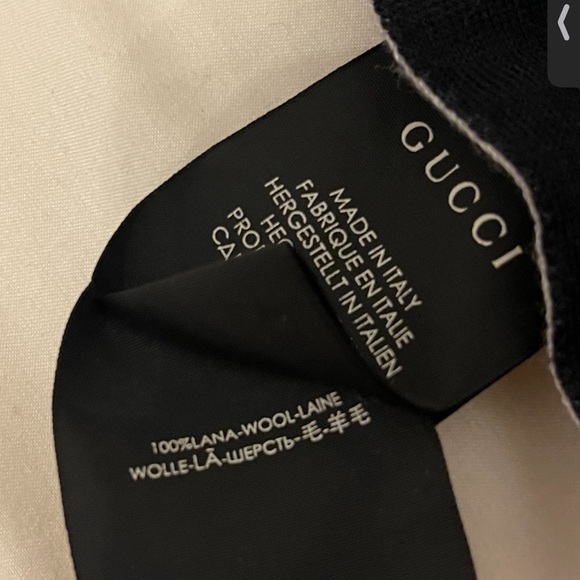 Gucci scarf bee print navy blue on one side white on the other with a red trim. - Picture 3 of 4